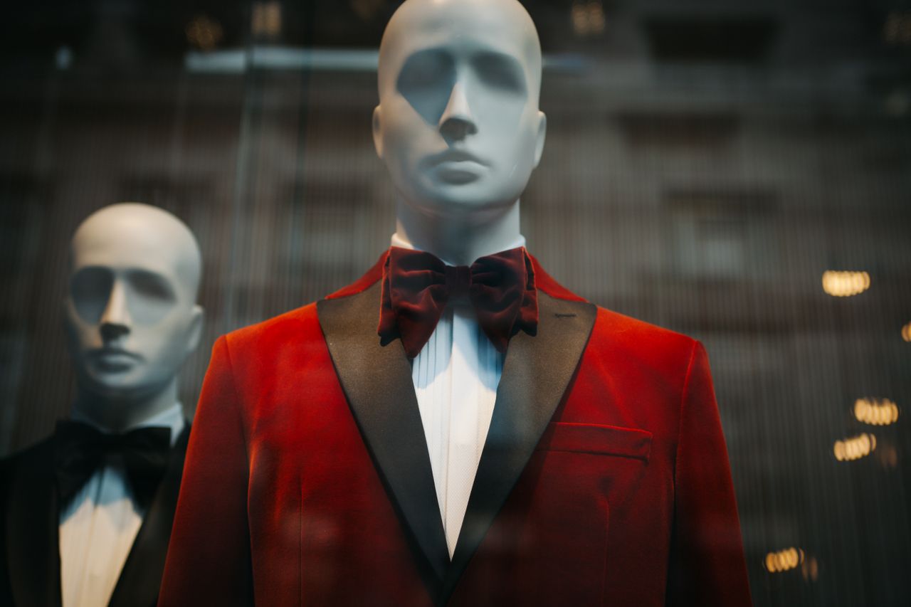 Mastering the First Impression: Your intriguing post title goes here Stylish red tuxedo jackets showcased on mannequins, reflecting modern fashion.